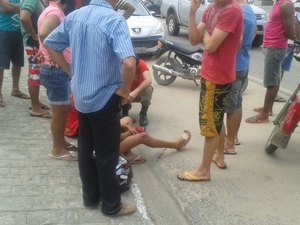 Motorista aciona seta para um lado, mas vira carro para o outro e atinge moto
