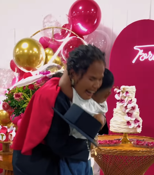 [Vídeo] Afilhado cruza o mundo e surpreende madrinha em formatura emocionante