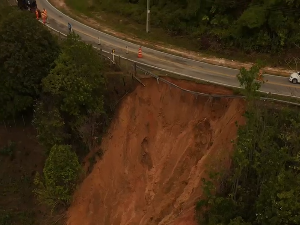 [Vídeo] Rodovia é interditada após deslizamento de barreira no Pilar