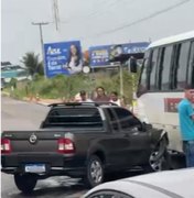 Colisão entre carro e micro-ônibus provoca transtornos na AL-220, em Arapiraca
