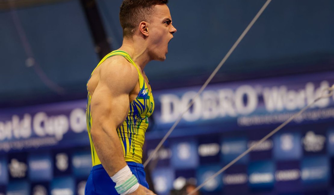 Caio Souza lidera ginástica brasileira em etapa da Copa do Mundo