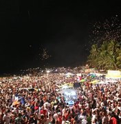 Festa de réveillon leva milhares de pessoas à praia do Peba, em Piaçabuçu 