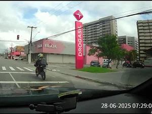 Motociclista tenta fugir do DMTT, causa acidente e é levado à delegacia em Maceió