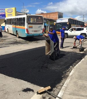 Prefeitura intensifica serviços de pavimentação, calçamento e reparos em Arapiraca