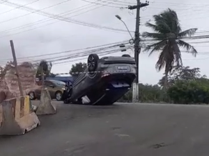 [Vídeo] Motorista capota veículo na Via Expressa após perder controle da direção