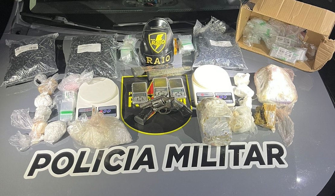 Arma de fogo e mais de dois quilos de droga são apreendidos pela Polícia Militar em Maceió