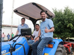 Rodrigo Cunha participa da entrega de tratores a comunidades rurais no Sertão