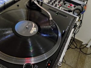 Em meio a modernidade, radialista investe em mixagens feitas pelas qualidades dos vinis