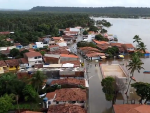 Lagoa da Massagueira segue avançando e inundando casas e comércios