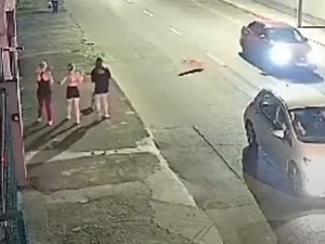 Pitbull pula de carro em movimento e avança sobre mulheres