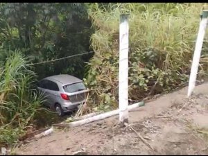 Carro cai em ribanceira às margens da AL-105, em São Luís do Quitunde