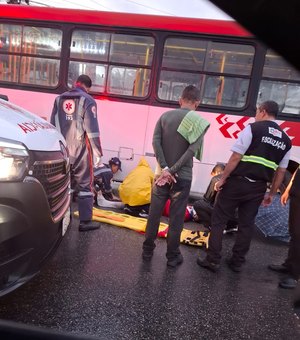 Colisão de moto com carro é registrada na  Av Menino Marcelo em Maceió