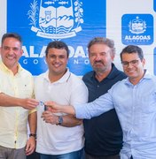 Em Girau, prefeito Bebeto Barros recebe nova ambulância do Samu ao lado de Paulo Dantas