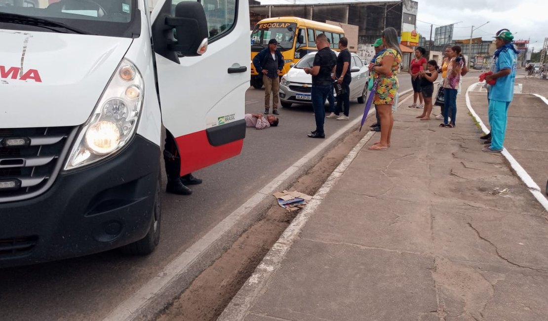 Pedestre não olha para os lados ao atravessar e é atropelado no centro de Arapiraca