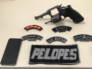 Jovem de 19 anos é preso após polícia encontrar revólver dentro de uma mala