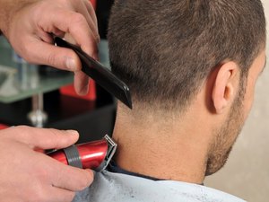 Senac oferece serviços gratuitos de corte de cabelo, barba, alisamento e coloração