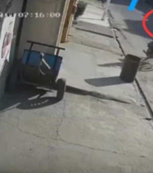 Vídeo flagra momento em que motocicleta colide contra carro em Palmeira dos Índios