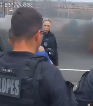 Protesto por falta de água bloqueia trecho da AL-220, em Jacaré dos Homens