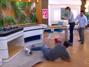 Fernando Rocha se empolga e leva tombo ao vivo