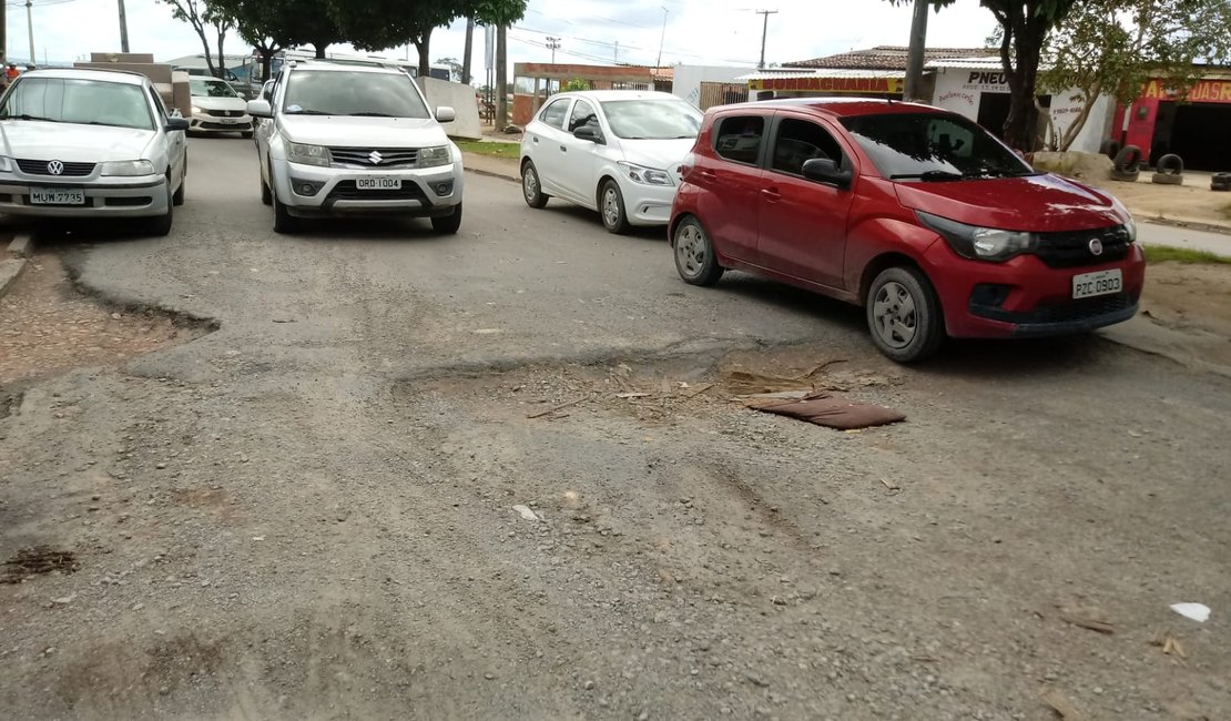 Buraco no Benedito Bentes II causa transtornos para motoristas