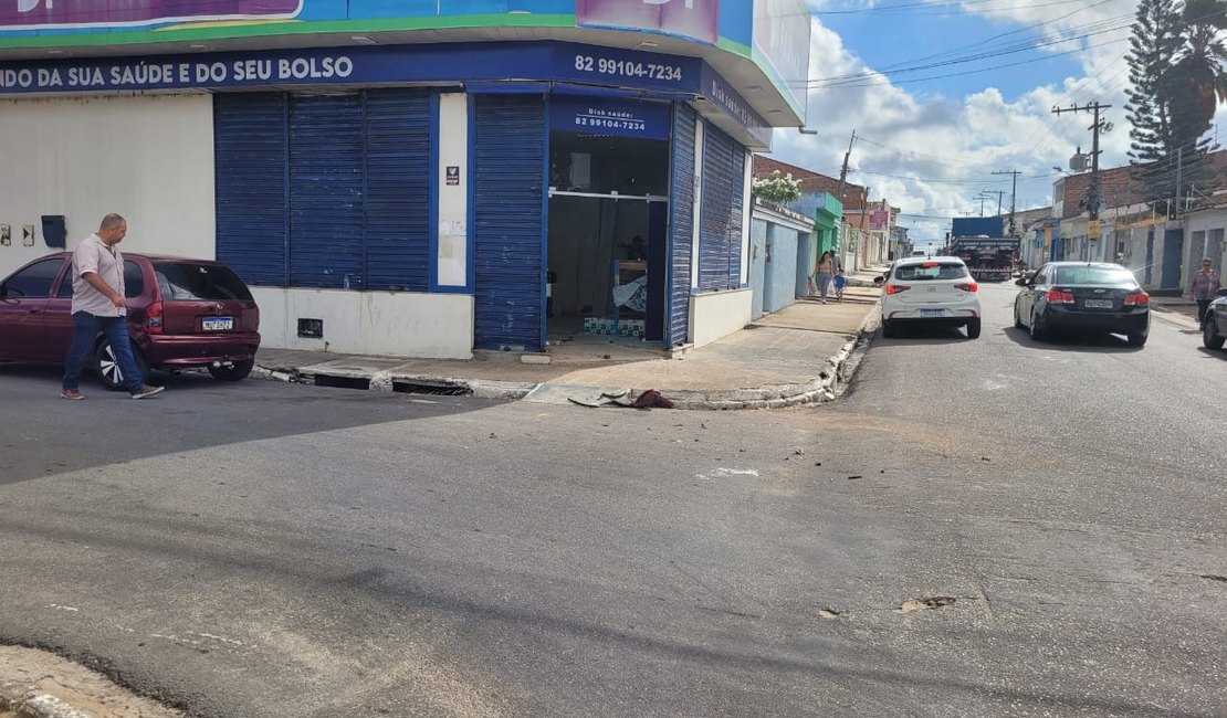 Carro invade farmácia após colisão em cruzamento movimentado de Arapiraca