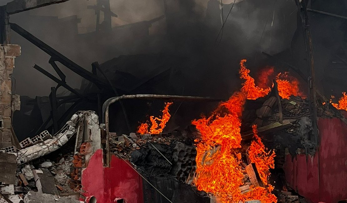 Três casas são atingidas por incêndio em fábrica de embalagens no bairro Boa Vista