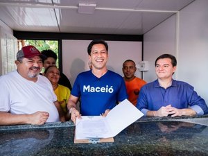 Rodrigo Cunha entrega canteiros revitalizados e novos boxes na Pajuçara