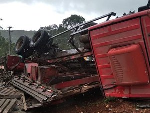 [Vídeo] Caminhão capota em Traipu e tem carregamento de cimento saqueado