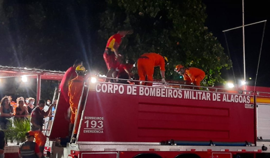 Cabo dos Bombeiros, que morreu em acidente envolvendo três veículos, é velada com homenagens militares
