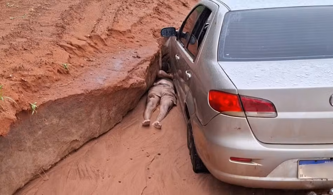 Homem passa madrugada com cabeça atolada entre barro e roda de carro