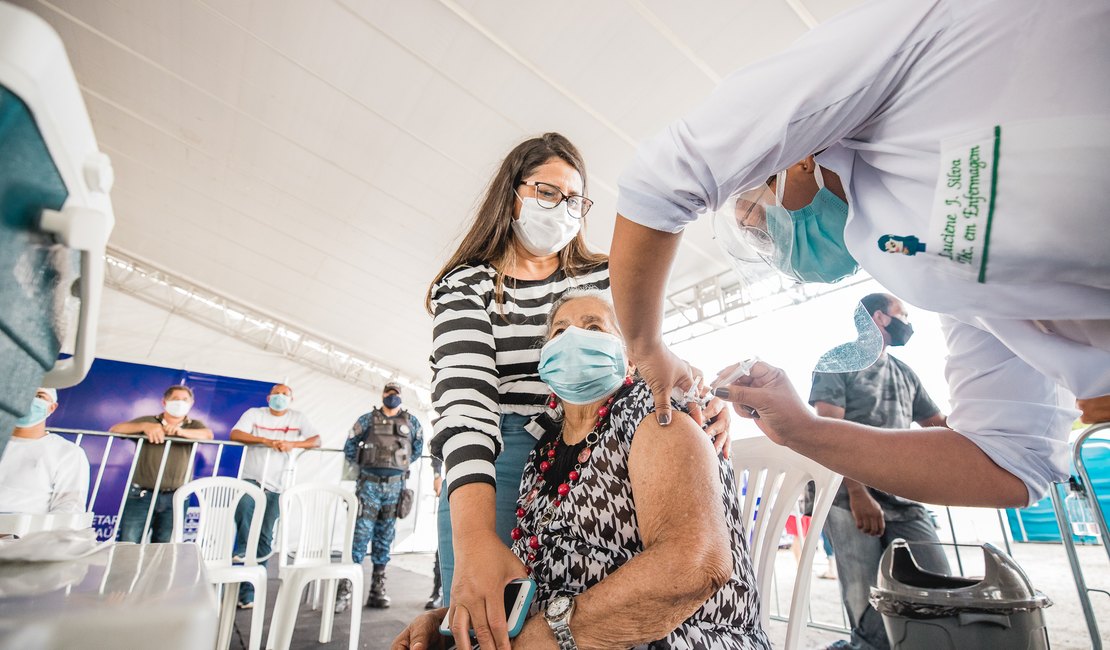 Confira horários e pontos de vacinação em funcionamento neste feriado