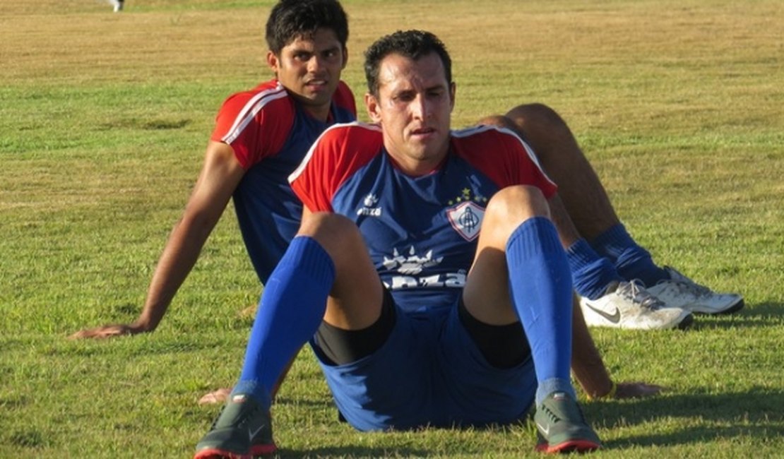 Em meio a time jovem, goleiro Rodrigues se torna referência no Ita