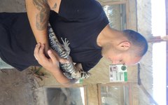 O empresário interage com os animais em Maragogi