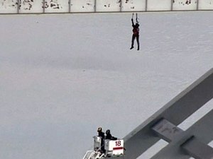 [Vídeo] Operário fica pendurado em ponte nos EUA