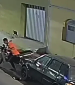 Jovem é flagrado furtando motocicleta no bairro Alto do Cruzeiro, em Arapiraca