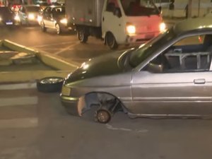 Carro perde roda e engarrafa trânsito na Avenida Cleto Campelo