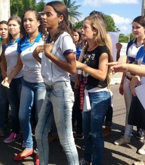 Estudantes fazem manifestação em Arapiraca contra ocupações de escolas