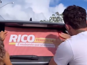 Rico Melquiades adesiva carros com frases polêmicas e ironiza possível candidatura a deputado