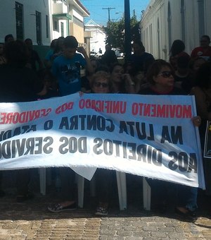 Servidores públicos de Maceió paralisam atividades contra projetos de lei