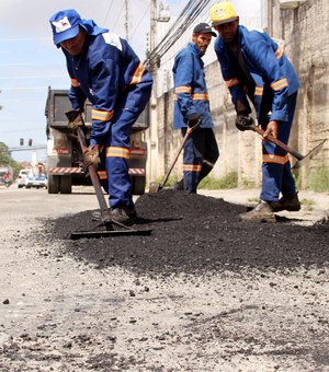 Infraestrutura aplica 135 toneladas de asfalto em oito bairros de Maceió