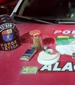 Ação da PM cumpre mandados e prende dupla por envolvimento com tráfico
