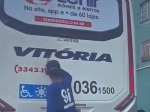 Pai catador ensina filho pequeno a ler a palavra 'Vitória' em ônibus