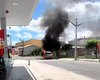 Kombi pega fogo e bombeiros apagam chamas do veículo em Delmiro Gouveia