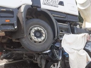 [Vídeo] Carreta esmaga carro na BR-316; família inteira morreu