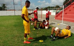 Jogadores do Santa Rita fazem preparação para o Alagoano