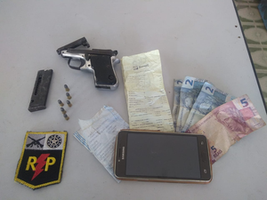 Homem leva tiro e é preso por porte ilegal de arma de fogo