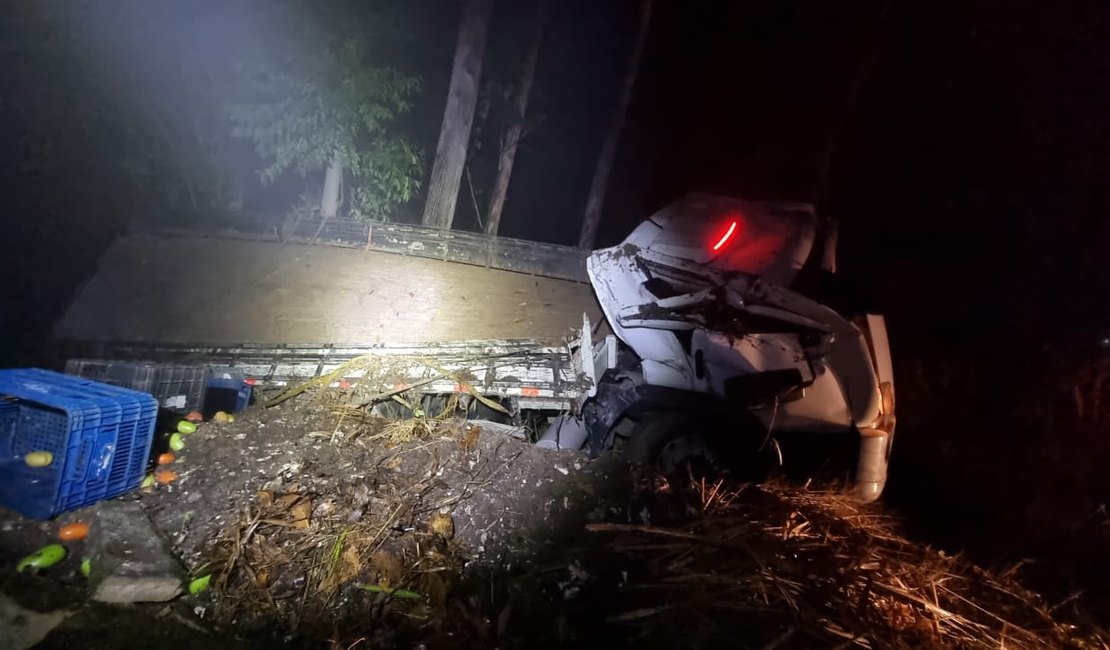 [Vídeo] Caminhão tomba em curva na BR-104 e deixa ferido em São José da Laje