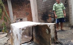 Casa de seu Benedito José foi destruída pelo incêndio causado por um curto-circuito em Arapiraca