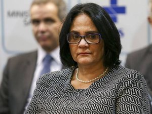 Ministra Damares Alves nega que vá deixar o governo