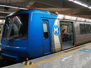 Homem se atira na linha do trem e paralisa todo o sistema do metrô